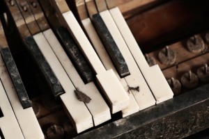 broken piano keyboard
